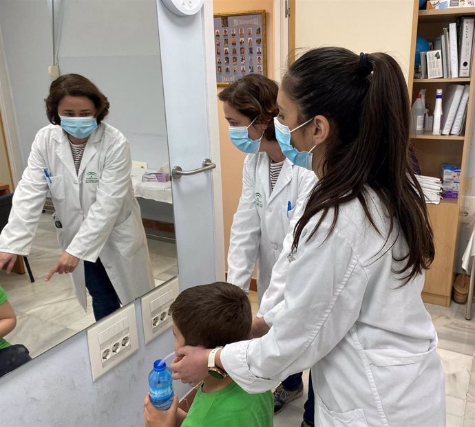 Profesionales del Servicio de Foniatría del Macarena atienden a un paciente infantil.