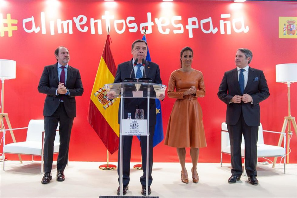 Archivo - El ministro de Agricultura, Pesca y Alimentación, Luis Planas (c), ofrece una rueda de prensa en la inauguración de la 35 edición del Salón Gourmets en Ifema Madrid 