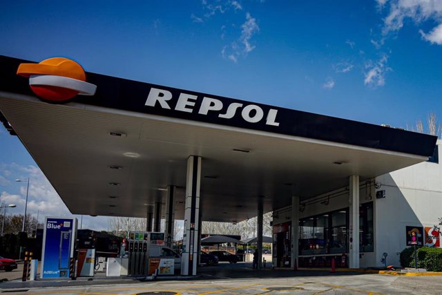 Archivo - Gasolinera de Repsol ubicada en Madrid