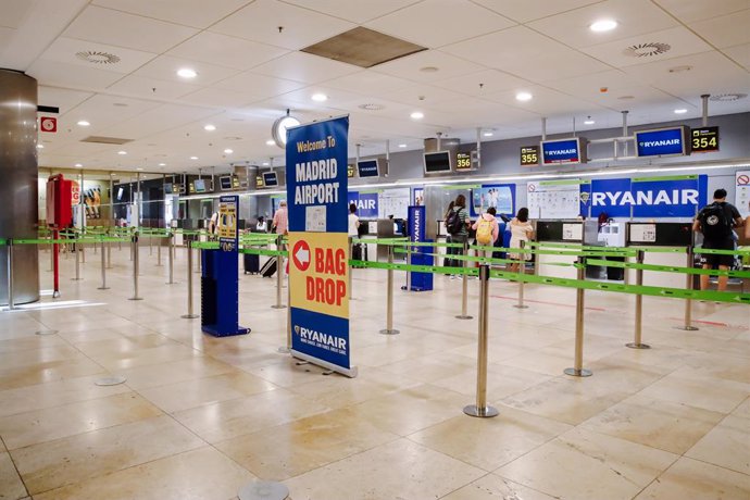 Archivo - Varios pasajeros en la cola de facturación de los mostradores de Ryanair en el Aeropuerto Adolfo Suárez Madrid- Barajas, durante el cuarto día de huelga de la compañía irlandesa, a 27 de junio de 2022, en Madrid (España). 