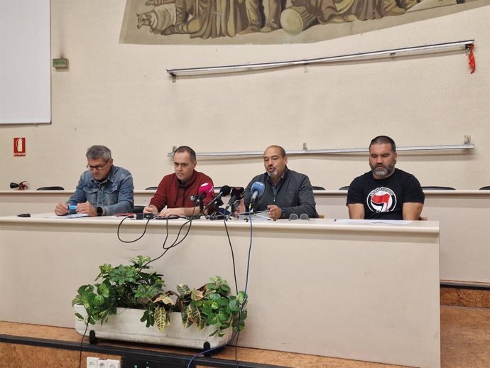 Imagen de los participantes en la rueda de prensa sobre el transporte escolar de Navarra