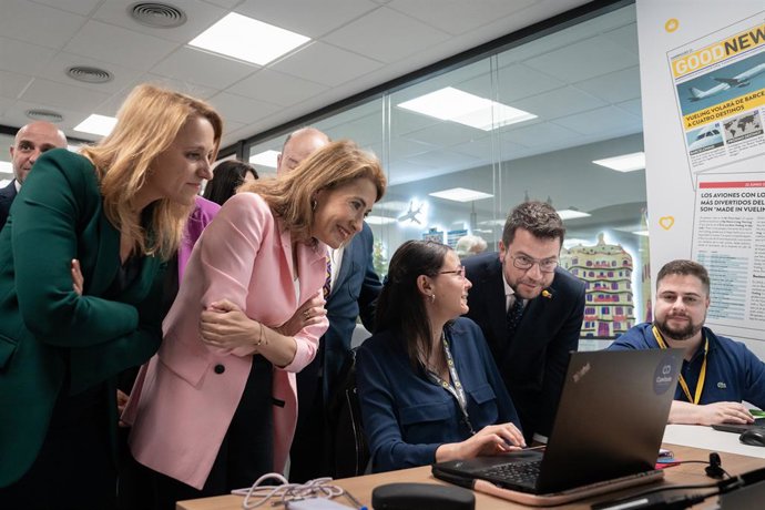 El presidente de la Generalitat, Pere Aragons, la ministra Raquel Sánchez y la consellera Natlia Mas durante la visita a la nueva sede de Vueling.