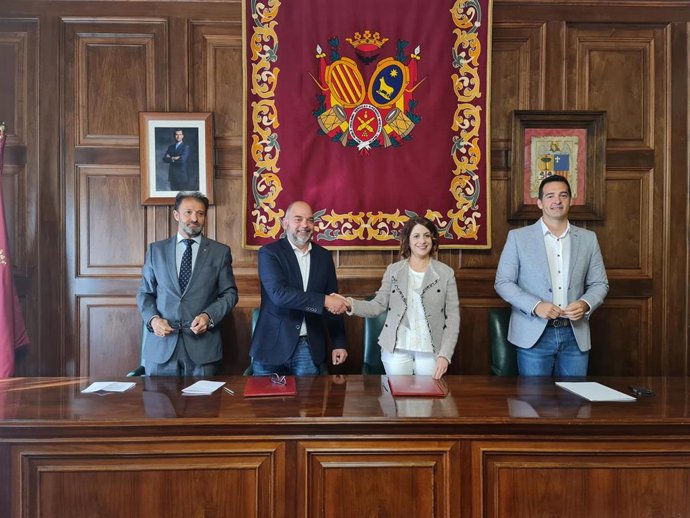 El Ayuntamiento de Teruel y la Cámara de Comercio firman el convenio para la nueva campaña de bonos de apoyo al comercio.
