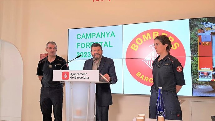 El jefe de Bombers de Barcelona Sebasti Massagué, el teniente de alcalde de Seguridad y Prevención Albert Batlle y la bombera de la unidad operativa de desarrollo de la división de operaciones e intervención Clara Latorre.