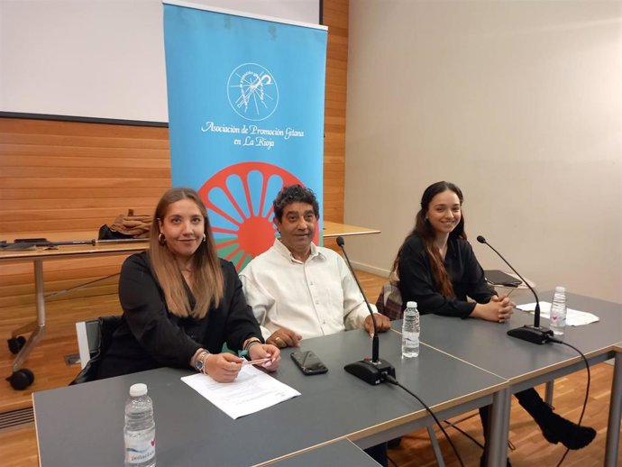 Enrique Jimenez, acompañado de la trabajadora social, Sonia Martínez, y la responsable del área de Educación, Abigail Pedraza