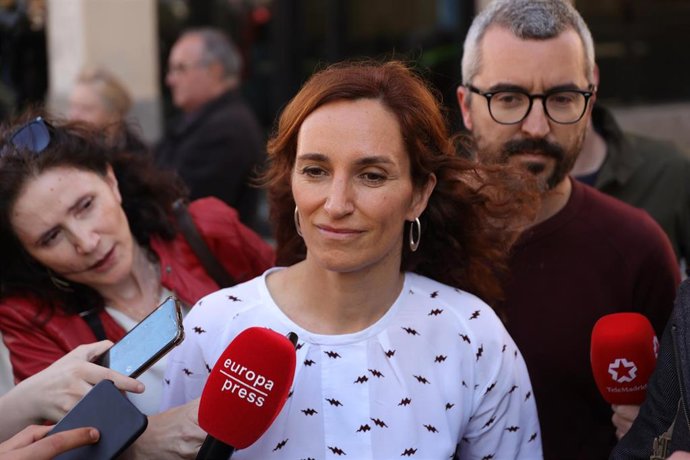 La portavoz de Más Madrid en la Asamblea de Madrid, Mónica García, atiende a los medios de comunicación