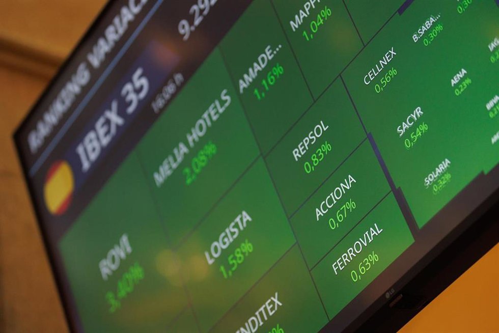 Un panel del IBEX 35 en el Palacio de la Bolsa, a 13 de abril de 2023, en Madrid (España). Las acciones de Ferrovial han amanecido hoy con un avance del 0,48%, hasta los 27,27 euros por título, el día de su histórica junta de accionistas para decidir 