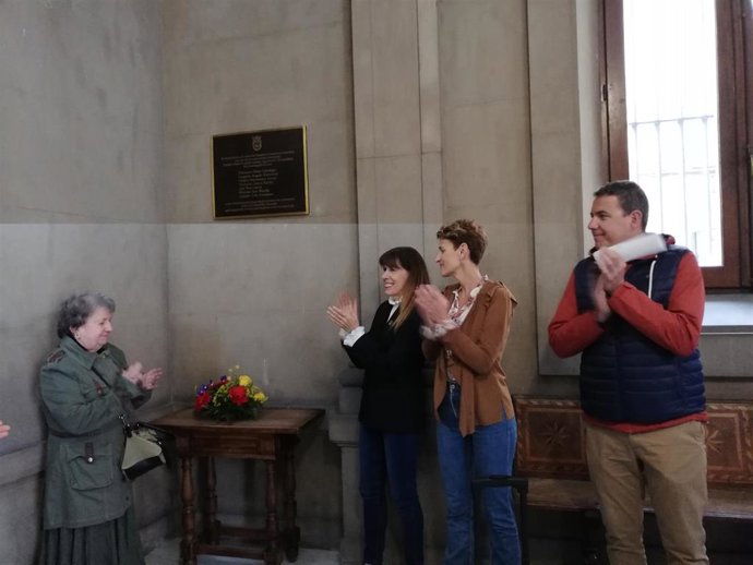 María Chivite y Maite Esporrín durante el acto en recuerdo de los concejales y trabajadores del Ayuntamiento de Pamplona asesinados tras el golpe de Estado de 1936.