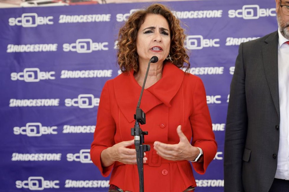 Archivo - La ministra de Hacienda y Función Pública, María Jesús Montero, durante la atención a los medios. A 14 de abril de 2023, en Utrera, Sevilla (Andalucía, España). La ministra de Hacienda y Función Pública, María Jesús Montero, ha acudido a la lo