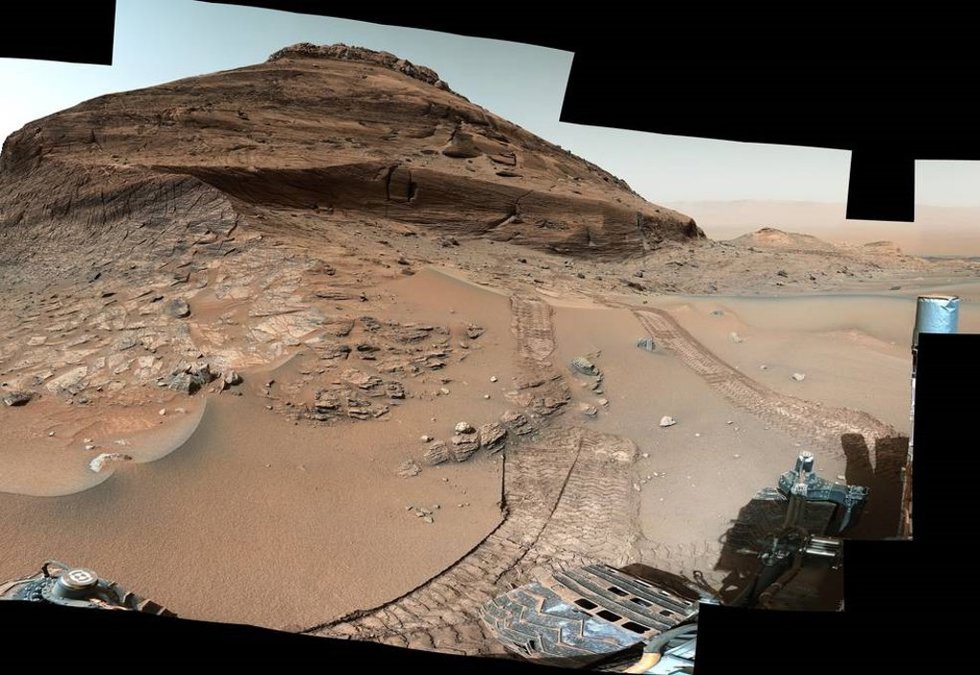 Aquí se ve la vista del rover de una colina apodada "Bolívar", con el cráter Gale vasto piso en la parte superior derecha.