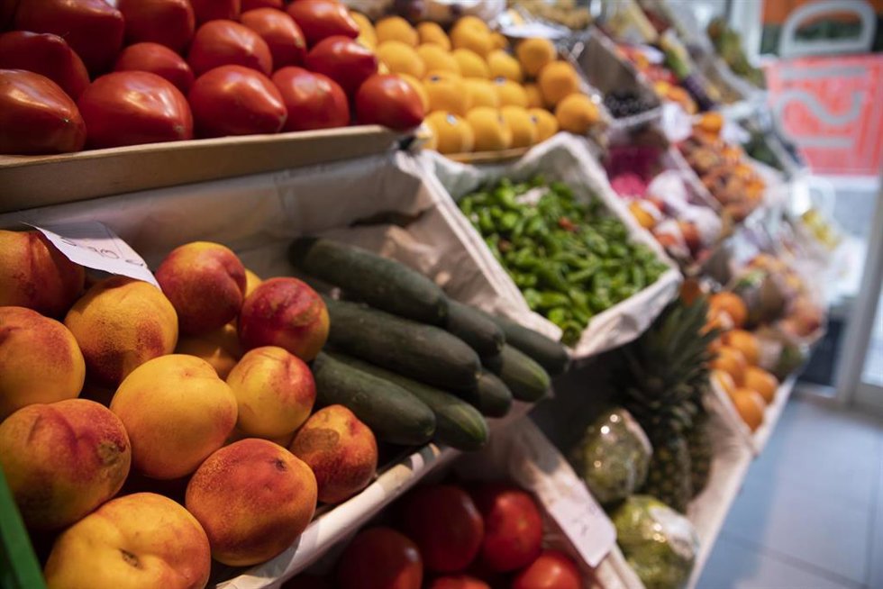 Archivo - Detalle de un puesto de frutas y verduras de un mercado de abastos.