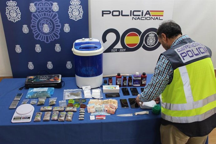 La Policía Nacional desarticula un punto de venta de droga al menudeo y detiene a tres personas