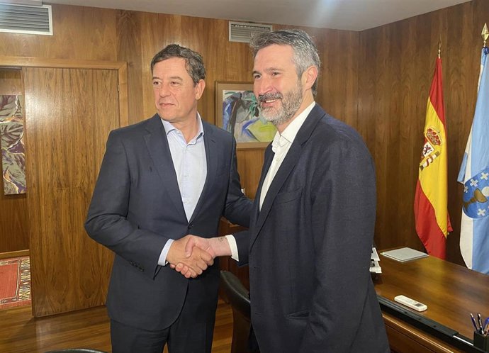 El delegado del Gobierno en Galicia, José Ramón Gómez Besteiro, y el presidente de la Fegamp, Alberto Varela, se reúnen en la sede del ente municipalista