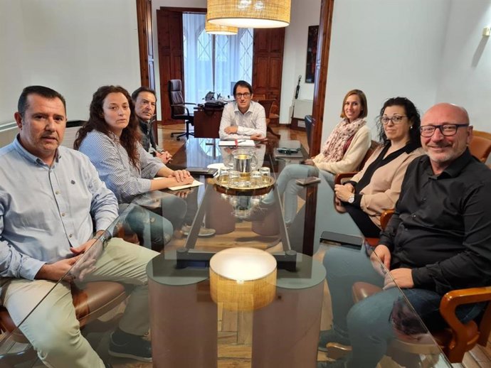 El conseller de Modelo Económico, Turismo y Trabajo (c), Iago Negueruela, en la reunión con representantes de UGT y CCOO.