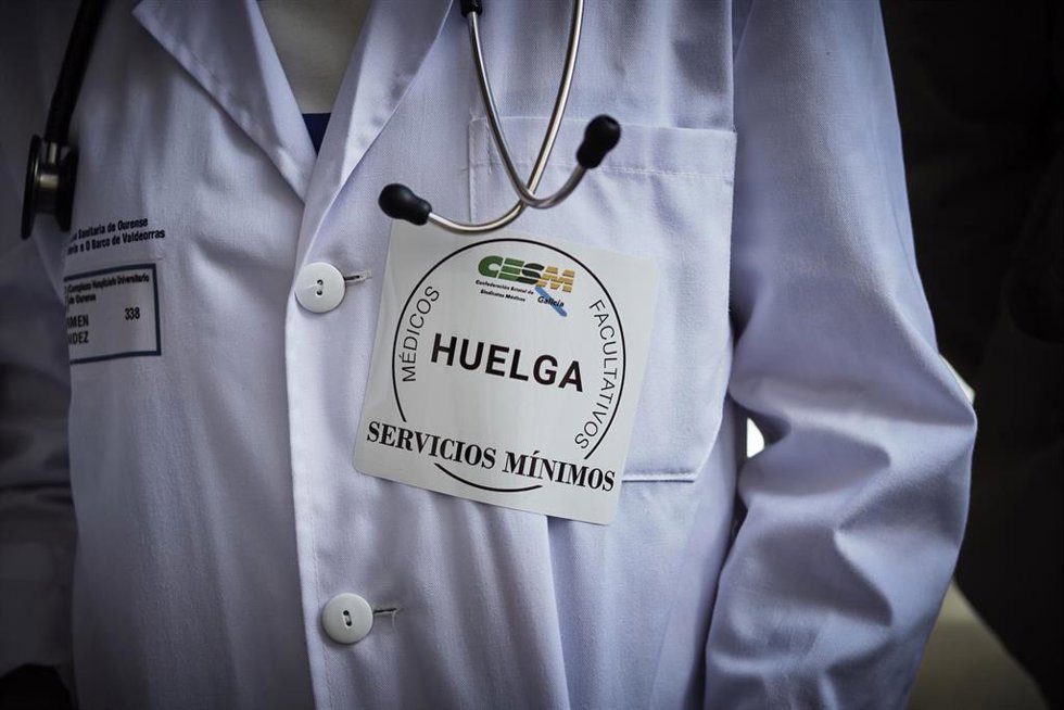 Sanitaria con cartel de servicios mínimos durante la tercera jornada de la huelga de médicos gallegos, en el Complexo Hospitalario Universitario, a 13 de abril de 2023, en Ourense, Galicia (España). Los médicos gallegos están llamados a secundar la huel