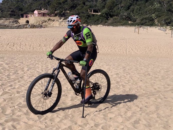 El ciclista amateur Lester Fernández quiere ser, con un 81% de discapacidad, 'finisher' de la Titan Desert Marruecos 2023