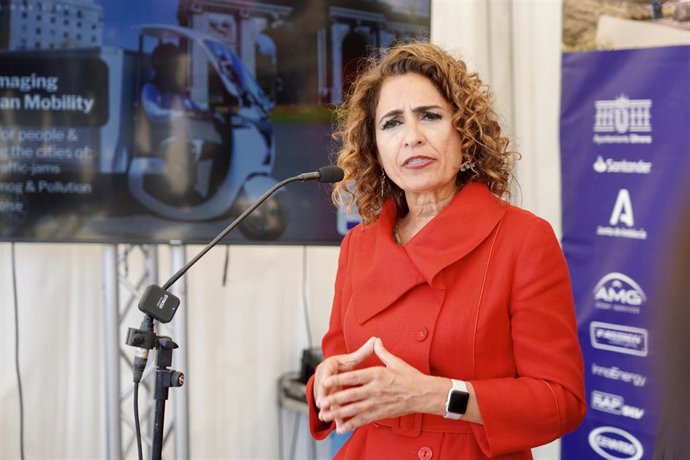 Archivo - La ministra de Hacienda y Función Pública, María Jesús Montero, atiende a los medios de comunicación este viernes.