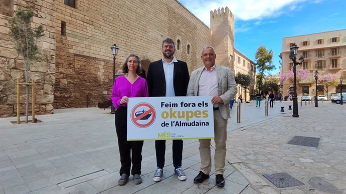 Los candidatos de MÉS per Mallorca, frente a la Almudaina.