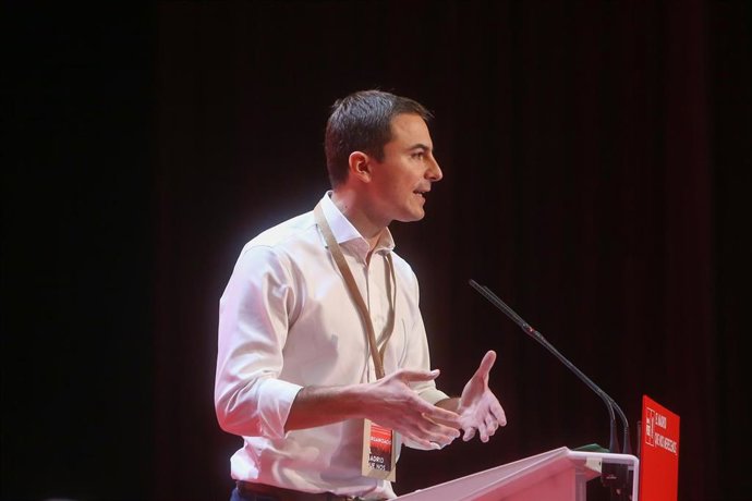 Archivo - El secretario general del PSOE-M, Juan Lobato, interviene en el acto de clausura del Congreso del PSOE-M, a 13 de noviembre de 2021, en Madrid (España). El PSOE-M celebra este fin de semana su 14 Congreso regional. El programa de este encuent