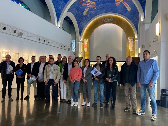 El alcaldable del PP Daniel Sirera y  con la portavoz del PP en el Congreso en materia de Interior, Ana Vázquez, junto a representantes sindicales de cuerpos policiales.