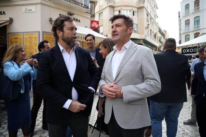 El portavoz de Vox en el Congreso de los Diputados, Iván Espinosa de los Monteros, y el candidato a la Alcaldía de Málaga por esta formación, Antonio Alcaraz.