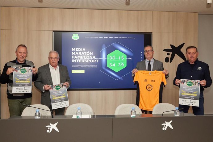 Imagen de los participantes en la presentación de la media maratón Ciudad de Pamplona