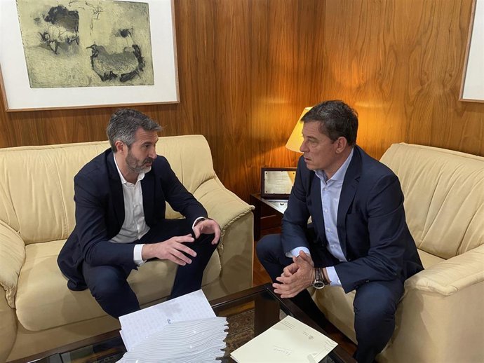 El presidente de la Fegamp, Alberto Varela, y el delegado del Gobierno en Galicia, José Ramón Gómez Besteiro