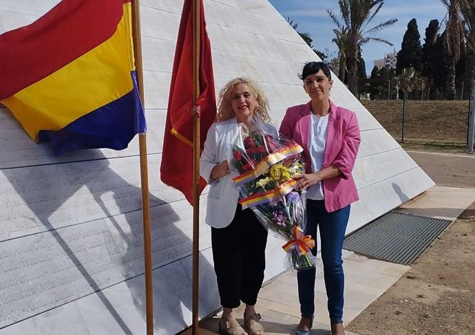 Toni Morillas y Remedios Ramos, número uno y tres de la candidatura a la Alcaldía de la capital de Con Málaga, han participado en el acto homenaje a las personas represaliadas por el franquismo en conmemoración del aniversario de la II República Español