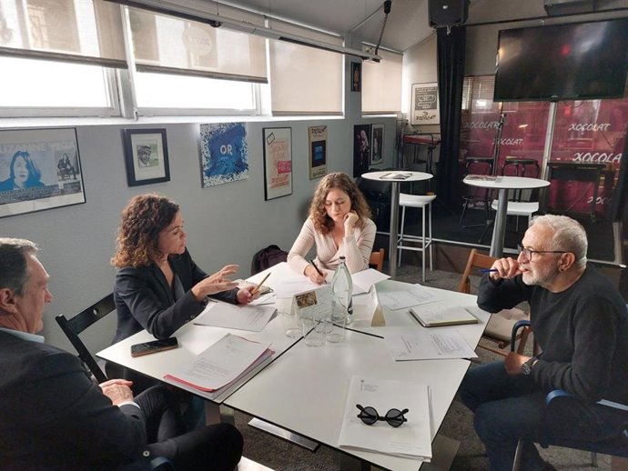 La consellera de Hacienda y Relaciones Exteriores, Rosario Sánchez (i), se reúne con representantes de la Plataforma CREA.