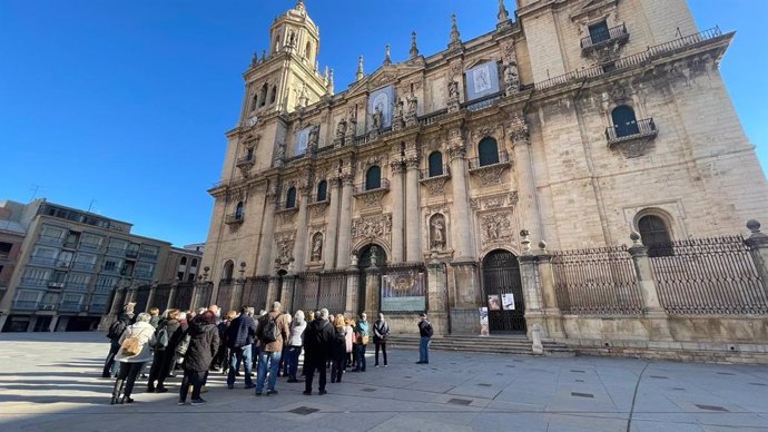 Archivo - Turistas en la Catedral de Jaén.