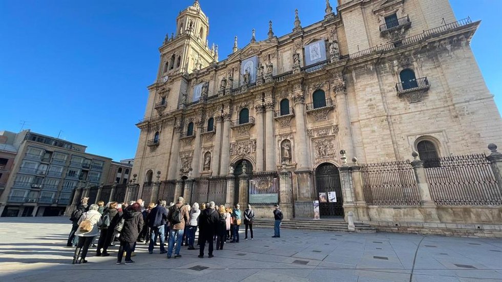 Archivo - Turistas en la Catedral de Jaén.