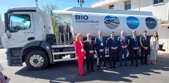 El presidente de la Junta, Juanma Moreno, --cuarto por la izquierda-- en la presentación de la nueva planta de biocombustibles de segunda generación (2G) de Cepsa.