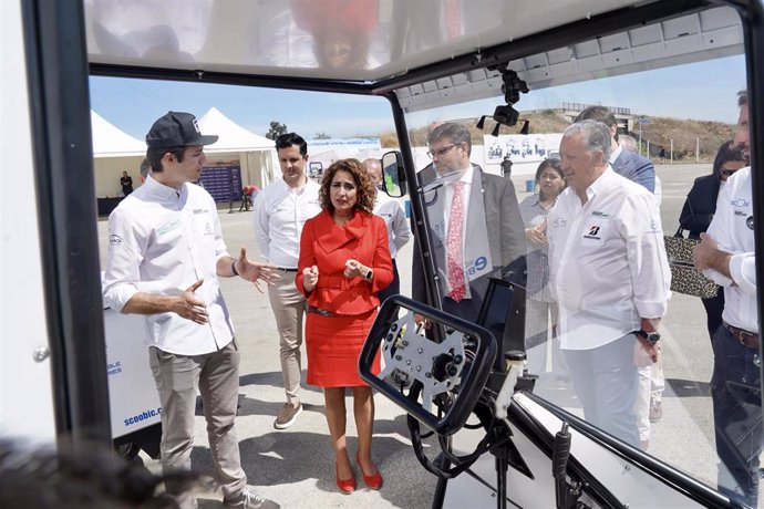 La ministra de Hacienda y Función Pública, María Jesús Montero junto a un vehículo eléctrico durante la visita a la planta Scoobic este viernes en Utrera (Sevilla).