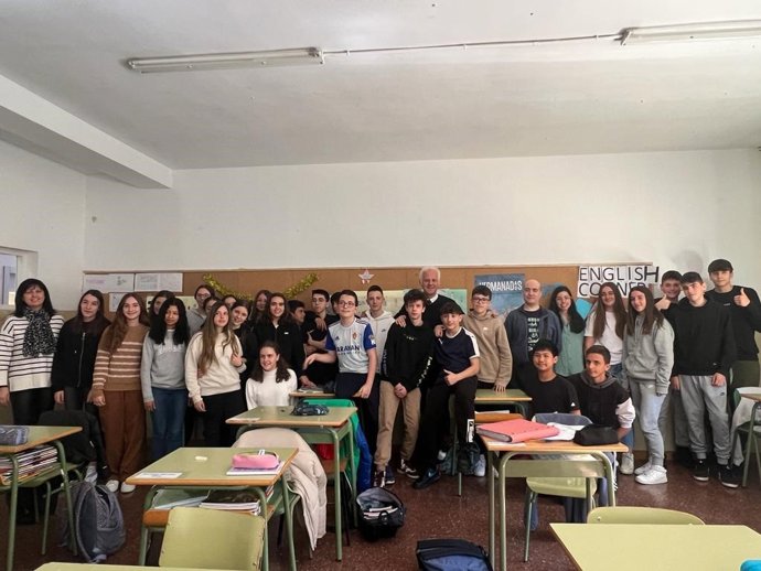 Hermoso de Mendoza, durante la visita al colegio Rey Pastor
