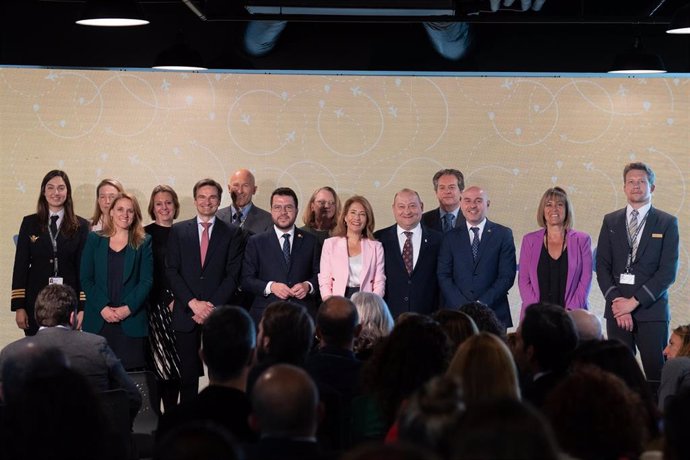 (I-D) La Consellera Natlia Mas; El Ceo De Vueling, Marco Sansavini; El Presidente De La Generalitat, Pere Aragons; La Ministra Raquel Sánchez; El Delegado Del Gobierno, Carlos Prieto, Y La Presidenta De La Diputación De Barcelona, Núria Marín.