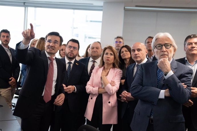 (I-D) El Ceo De Vueling, Marco Sansavini; El Presidente De La Generalitat, Pere Aragons; El Alcalde De Viladecans (Barcelona), Carles Ruiz; La Ministra Raquel Sánchez, Y El Delegado Del Gobierno, Carlos Prieto, Entre Otros.