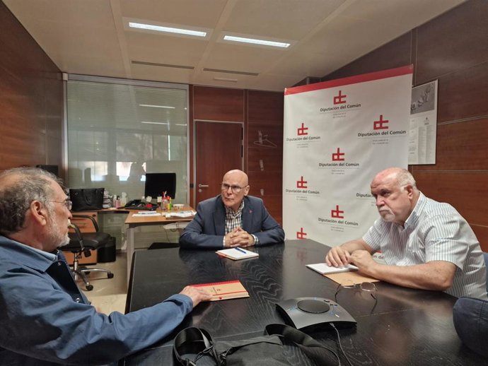 El Diputado del Común, Rafael Yanes, se reúne con el presidente y el tesorero de la Asociación de Periodistas de Tenerife (APT), Salvador García Llanos y Manuel Negrín