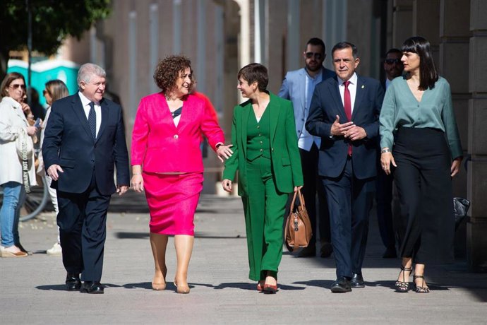 El líder del PSOE en la Región, José Vélez; la nueva delegada del Gobierno, Caridad Rives; la ministra de Política Territorial, Isabel Rodríguez; el alcalde de Murcia, José Antonio Serrano, y la secretaria de Estado de Telecomunicaciones, María González