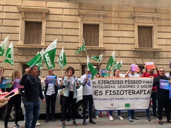 Concentración de fisioterapeutas frente al IB Salut para protestar por el plan de prescripción de ejercicio físico en los centros de salud con la intervención de profesionales no sanitarios