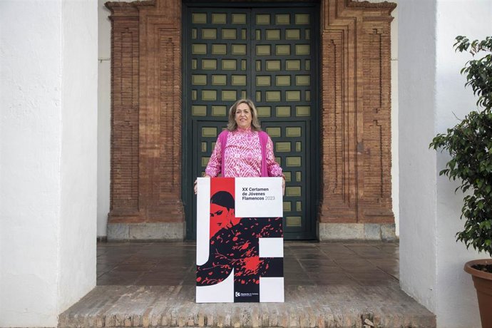La delegada de Cultura de la Diputación de Córdoba, Salud Navajas, con el cartel del Certamen de Jóvenes Flamencos.