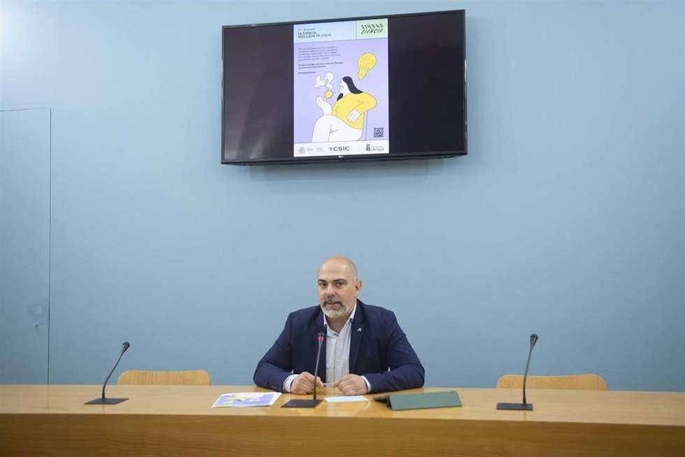 El diputado provincial de Desarrollo Local y teniente de alcalde del Ayuntamiento de Ubrique, Manuel Chacón, en rueda de prensa