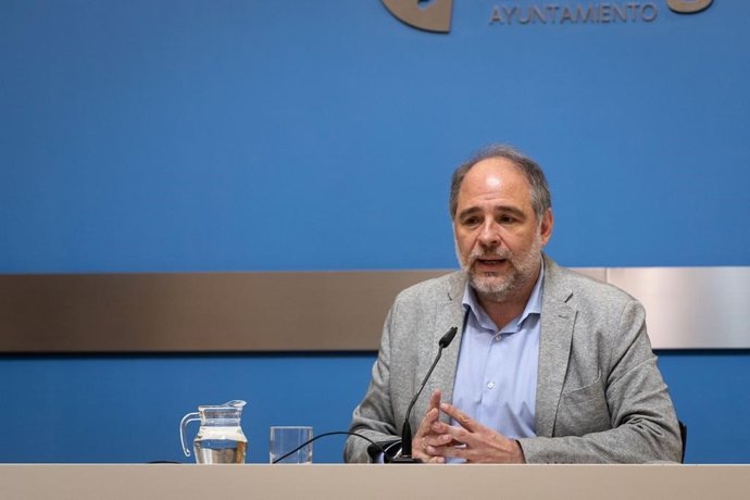 El concejal delegado de Personal del Ayuntamiento de Zaragoza, Alfonso Mendoza, ha presentado en rueda de prensa la Oferta de Empleo Público de 2023