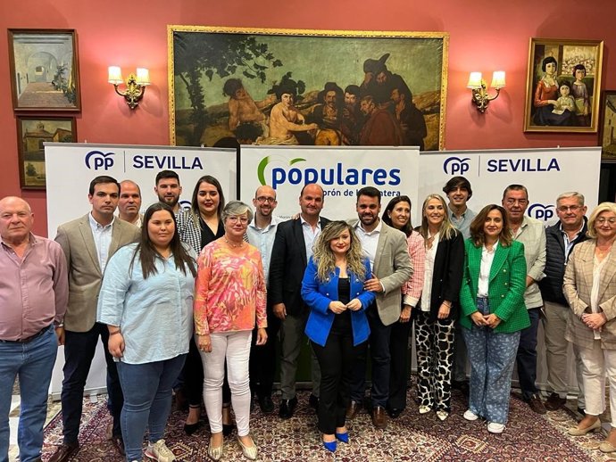 La cúpula provincial del PP respalda a la candidata a la Alcaldía de Morón en el acto de presentación oficial de la alcaldable.