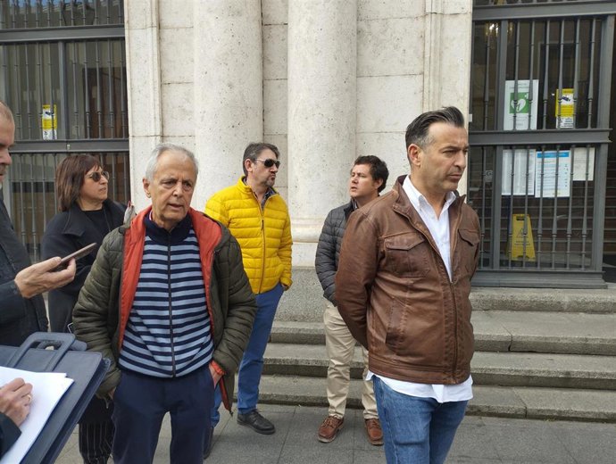 Representantes sindicales nacionales del sector de Administración de Justicia, a las puertas de la Audiencia de Valladolid antes de exponer las reivindicaciones del colectivo y justificar la huelga que empieza este lunes