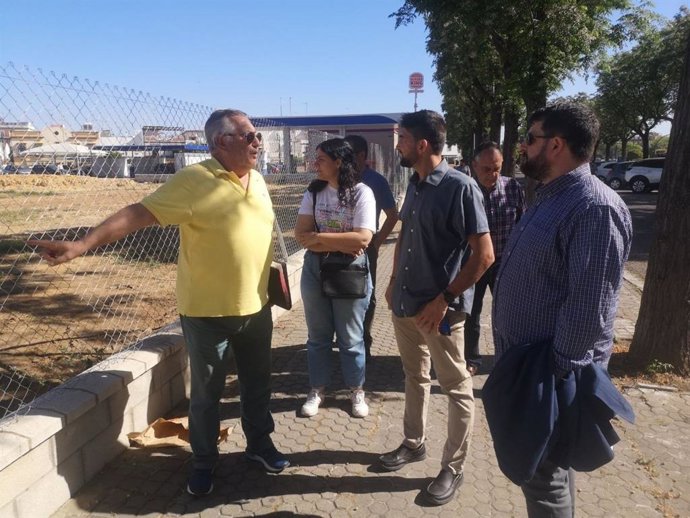 El número de 2 de la confluencia de Podemos-IU para el 28M, con vecinos de Ciudad Jardín junto al solar de la RFAF.