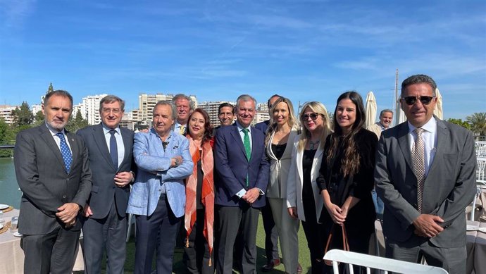 José Luis Sanz, con responsables de la Autoridad Portuaria, presenta los detalles de su plan para el Puerto.