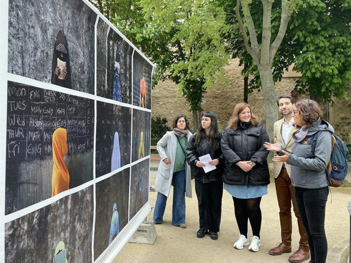 La alcaldesa Clara Martín y el concejal de Turismo, Miguel Merino, con representantes de Médicos del Mundo en la inauguración de la Exposición