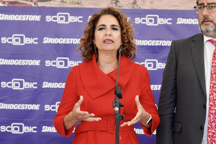 Archivo - La ministra de Hacienda y Función Pública, María Jesús Montero, durante la atención a los medios. A 14 de abril de 2023, en Utrera, Sevilla (Andalucía, España). La ministra de Hacienda y Función Pública, María Jesús Montero, ha acudido a la lo