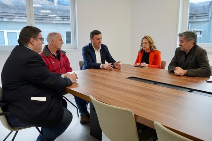 El secretario xeral del PSdeG, Valentín González Formoso, se reúne con representantes de la Cofradía de Noia