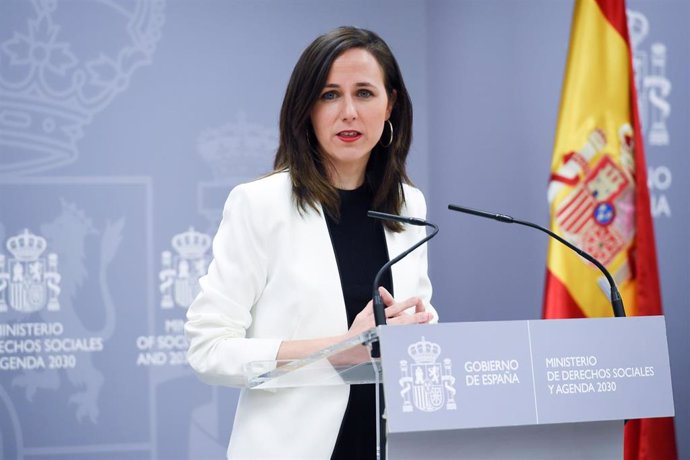 La secretaria general de Podemos y ministra de Derechos Sociales y Agenda 2030, Ione Belarra, ofrece una rueda de prensa por la ley de la vivienda, en el Ministerio de Derechos Sociales y Agenda 2030, a 14 de abril de 2023, en Madrid (España). 